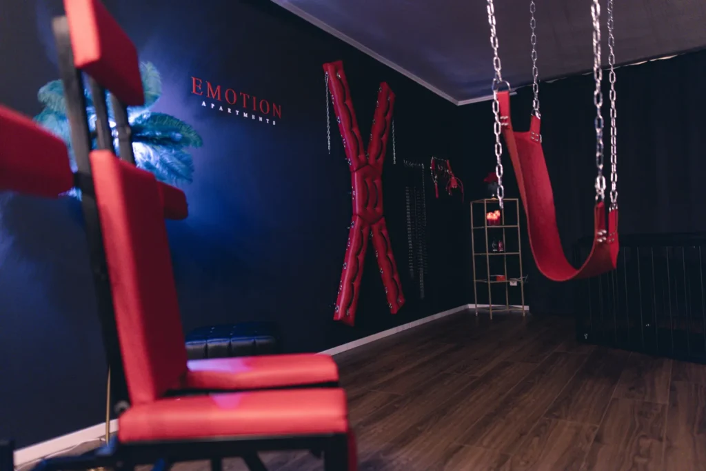 Stilvolle BDSM Möbel im separaten Spielzimmer – Emotion Apartments