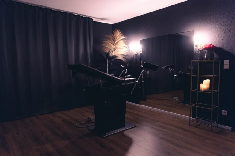 Emotion Apartments – exklusives Spielzimmer mit hochwertigen BDSM Möbeln von StyleFetish