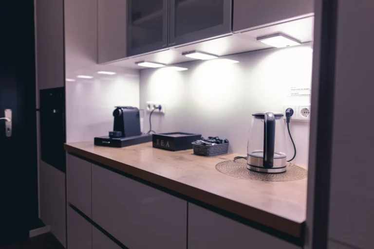 Eleganter Essbereich im BDSM Apartment Liebe & Leidenschaft
