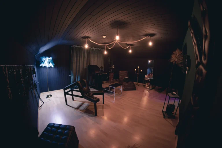 Exklusives BDSM-Spielzimmer mit StyleFetish Möbeln im Apartment Begierde & Verlangen