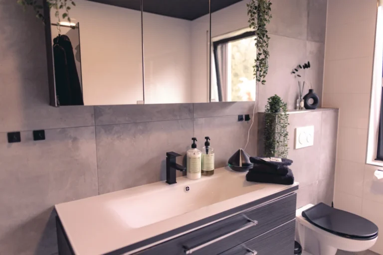 Luxuriös ausgestattetes Badezimmer im BDSM Apartment Liebe & Leidenschaft